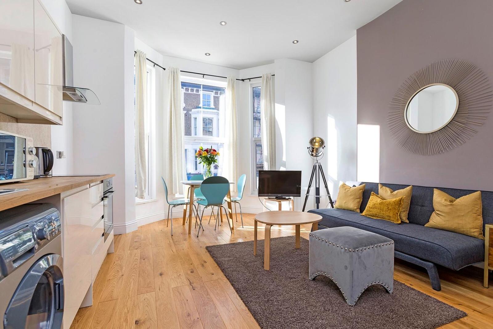 Stylish 2 Bed Apartment-Zone 2 - 10 Minutes to the heart of London- sleeps up 8