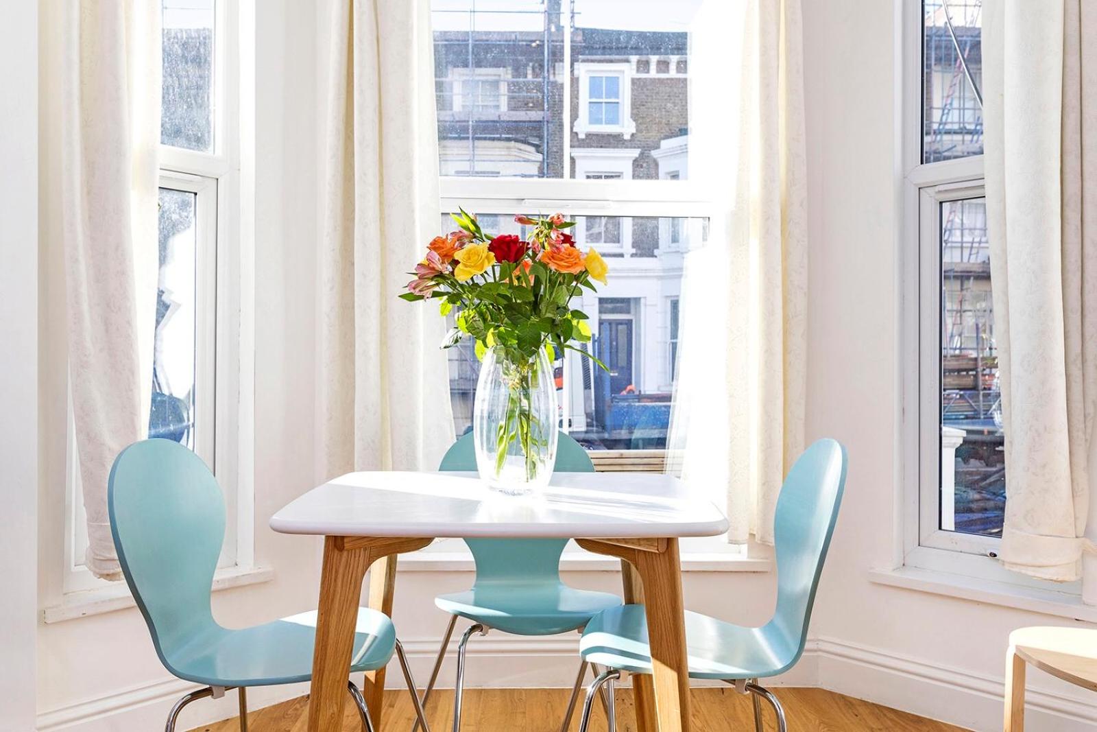 Stylish 2 Bed Apartment-Zone 2 - 10 Minutes to the heart of London- sleeps up 8