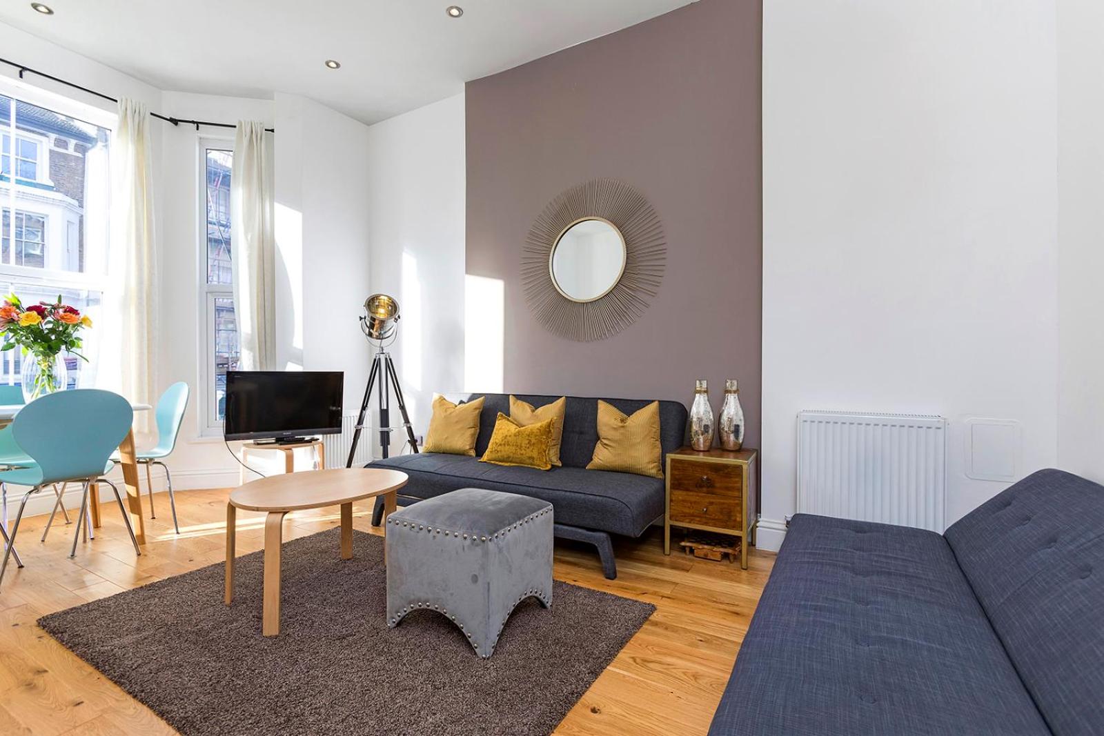Stylish 2 Bed Apartment-Zone 2 - 10 Minutes to the heart of London- sleeps up 8