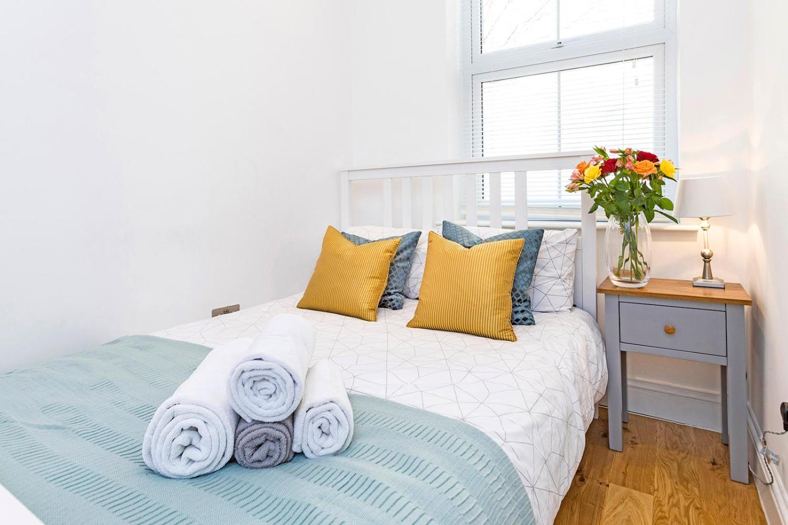 Stylish 2 Bed Apartment-Zone 2 - 10 Minutes to the heart of London- sleeps up 8