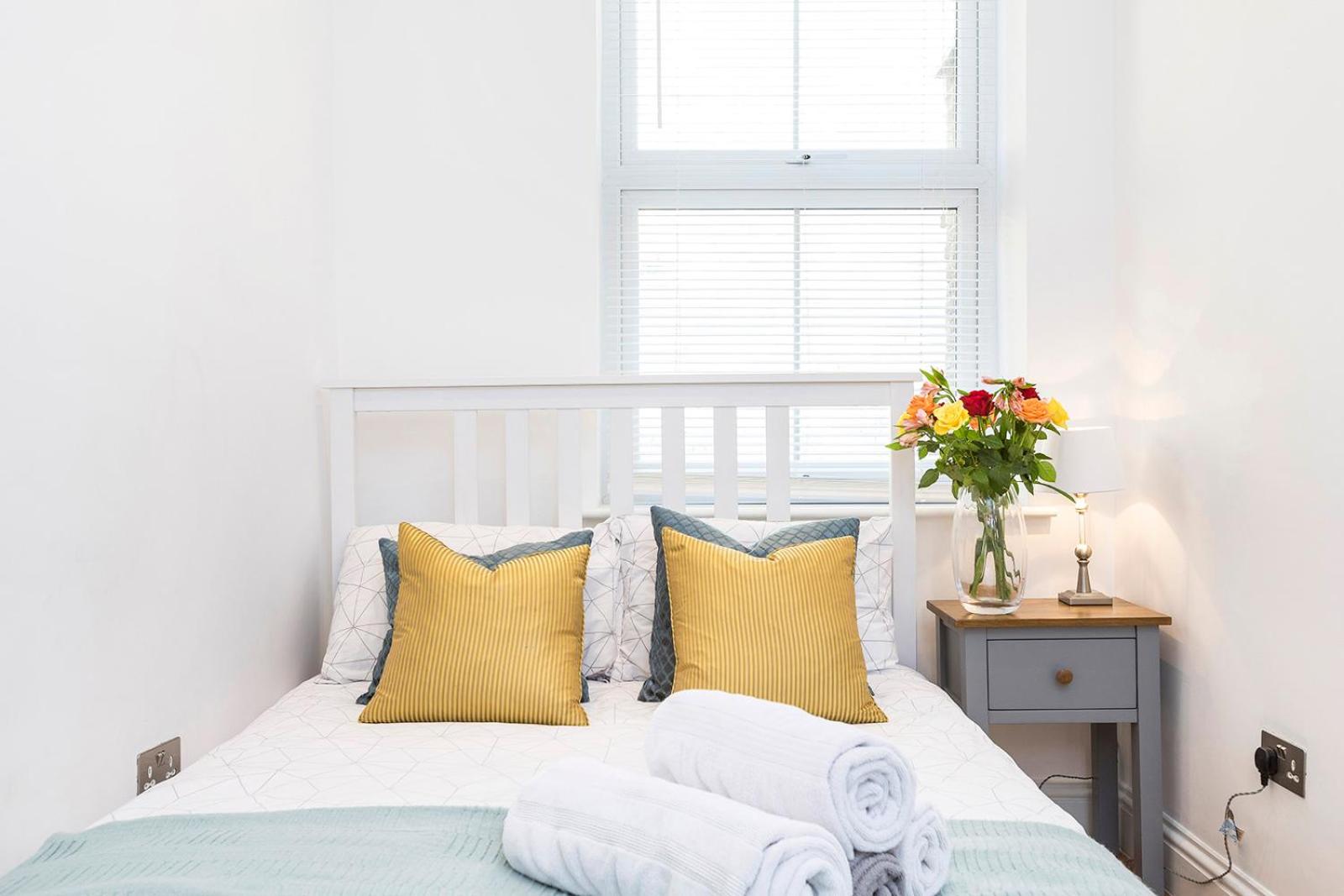 Stylish 2 Bed Apartment-Zone 2 - 10 Minutes to the heart of London- sleeps up 8