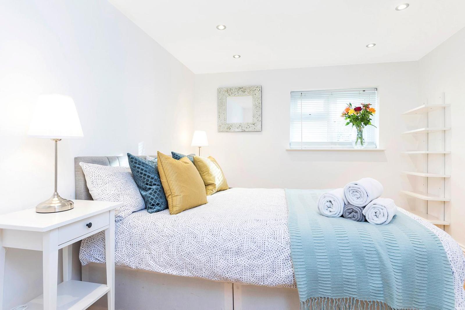 Stylish 2 Bed Apartment-Zone 2 - 10 Minutes to the heart of London- sleeps up 8