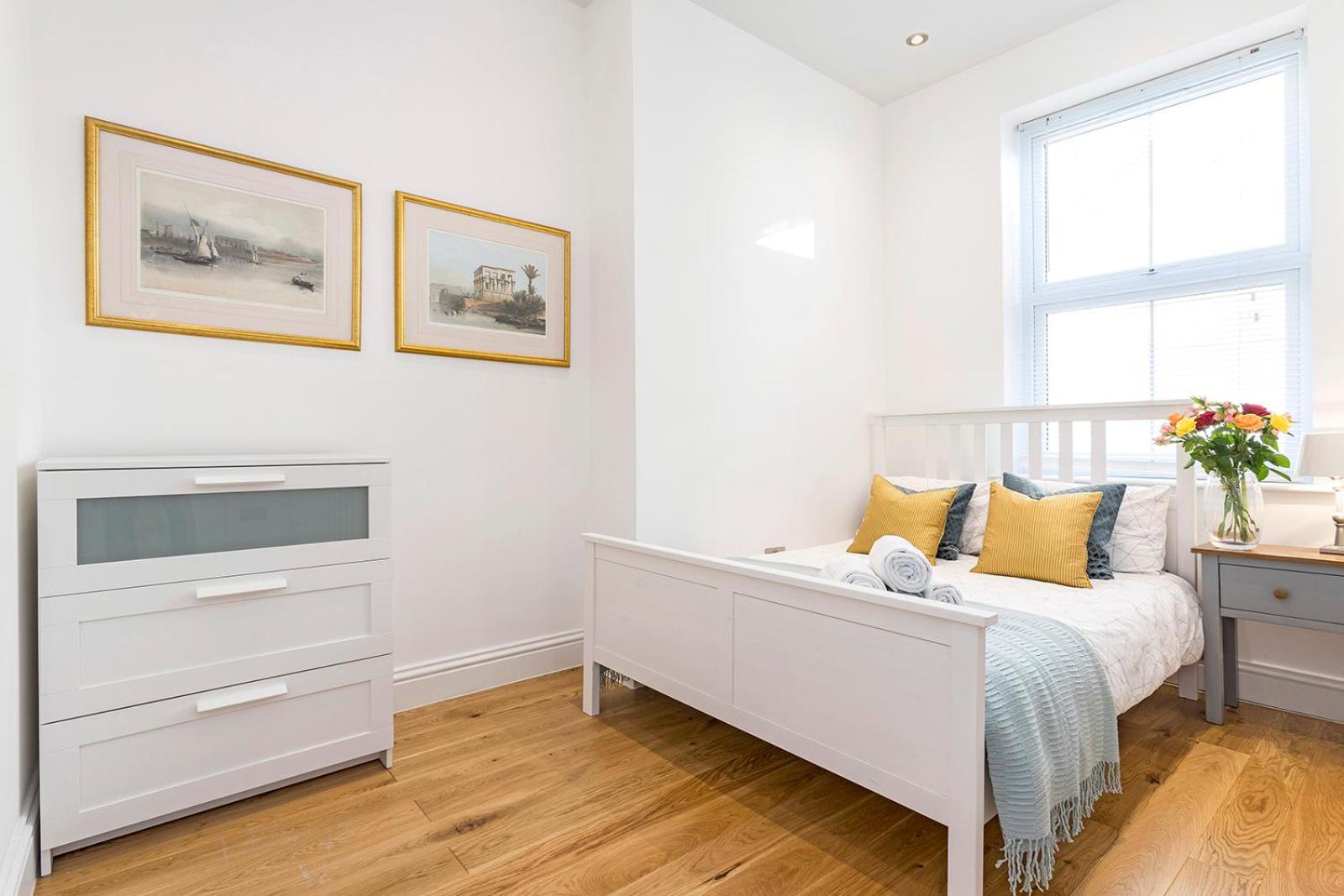Stylish 2 Bed Apartment-Zone 2 - 10 Minutes to the heart of London- sleeps up 8