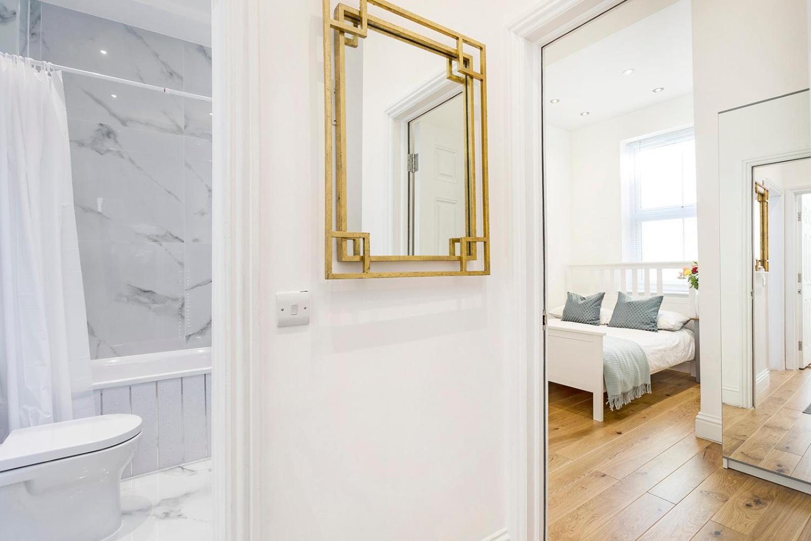 Stylish 2 Bed Apartment-Zone 2 - 10 Minutes to the heart of London- sleeps up 8