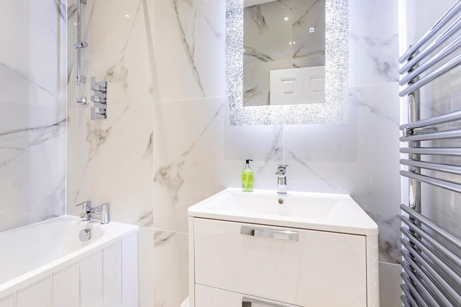 Stylish 2 Bed Apartment-Zone 2 - 10 Minutes to the heart of London- sleeps up 8