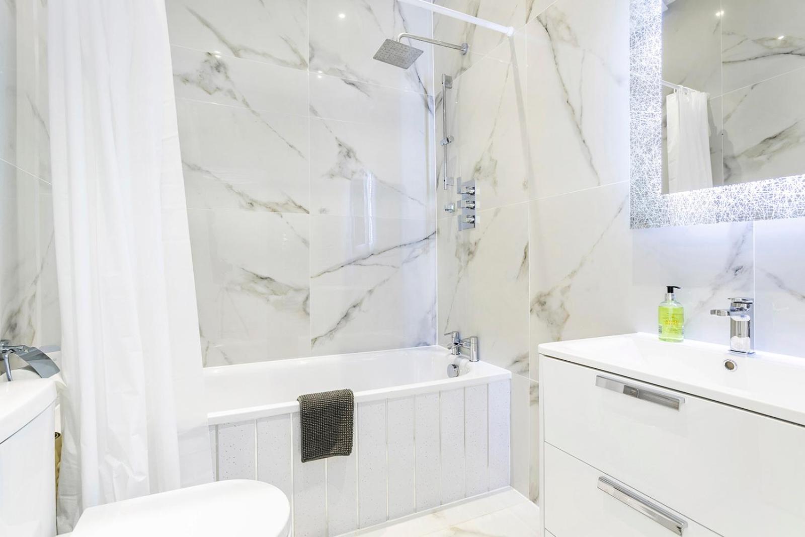 Stylish 2 Bed Apartment-Zone 2 - 10 Minutes to the heart of London- sleeps up 8