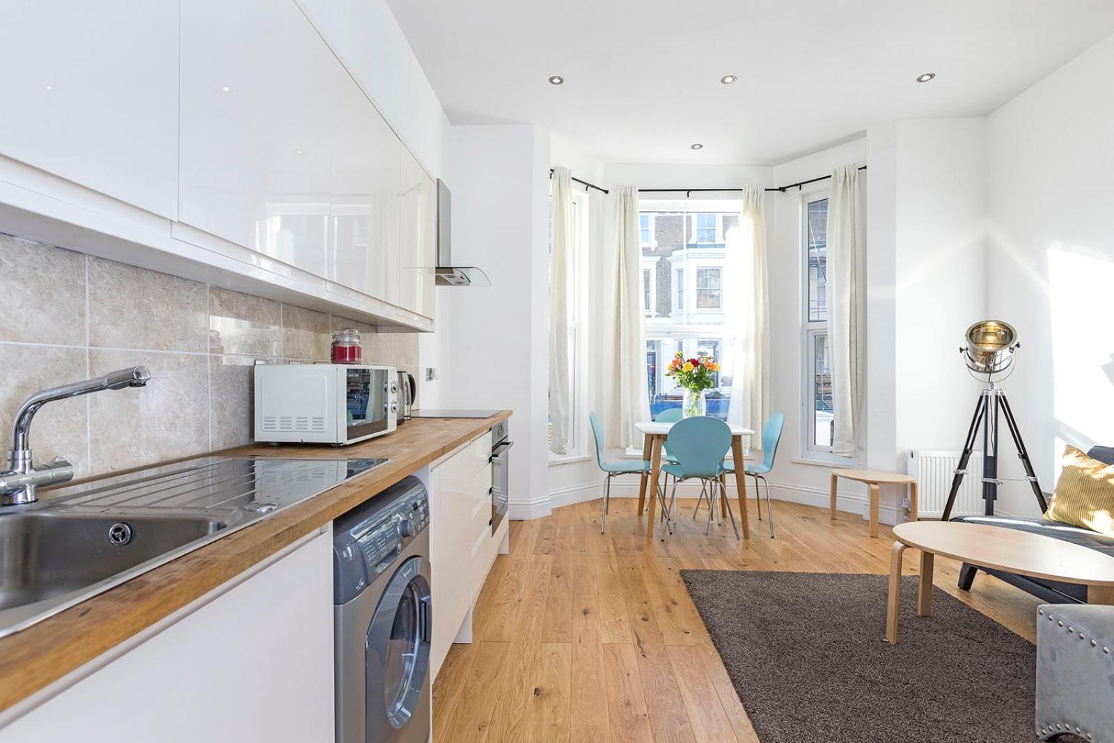 Stylish 2 Bed Apartment-Zone 2 - 10 Minutes to the heart of London- sleeps up 8