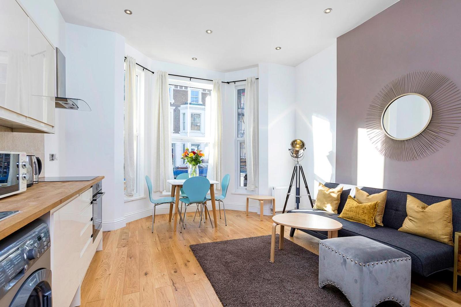 Stylish 2 Bed Apartment-Zone 2 - 10 Minutes to the heart of London- sleeps up 8