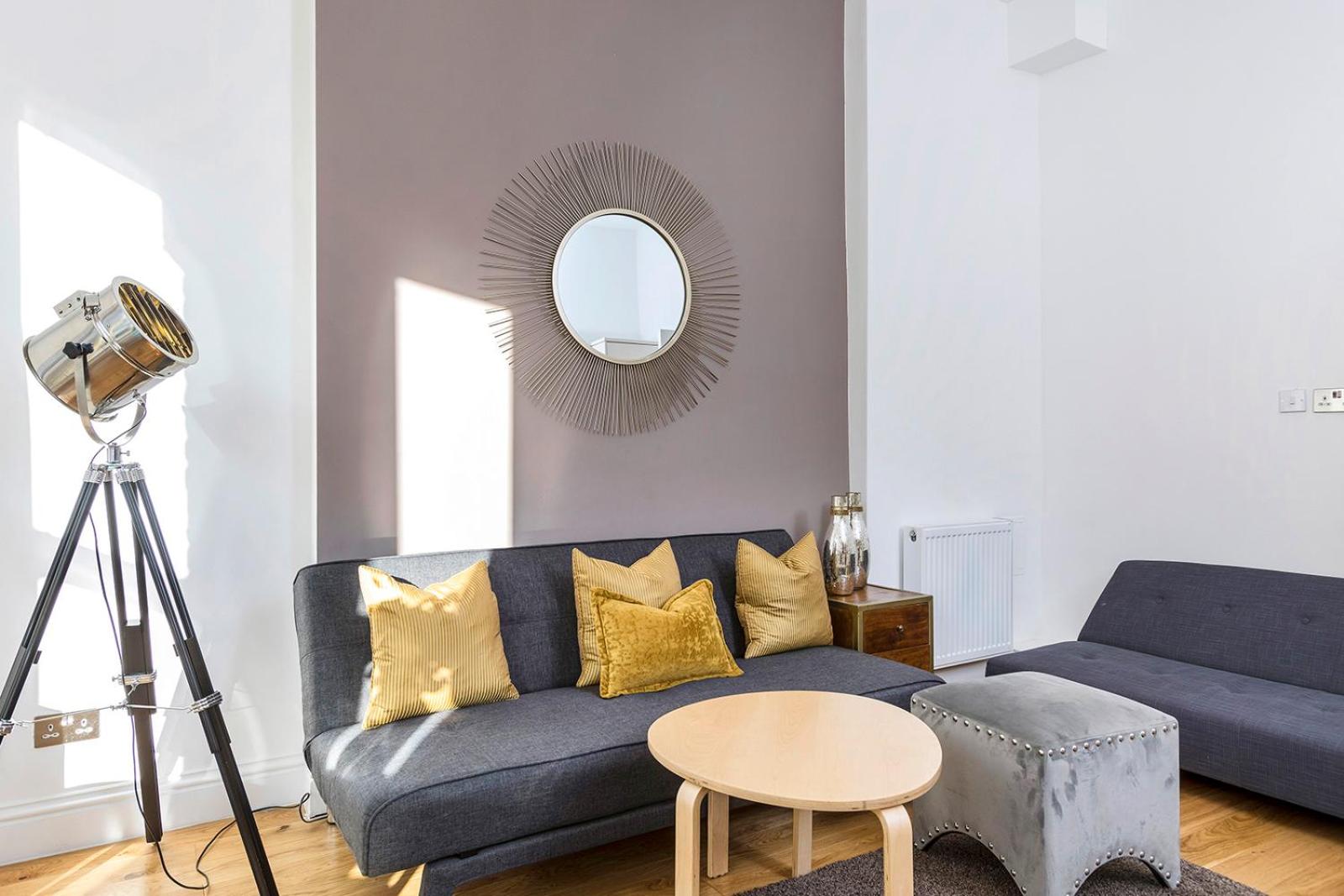 Stylish 2 Bed Apartment-Zone 2 - 10 Minutes to the heart of London- sleeps up 8