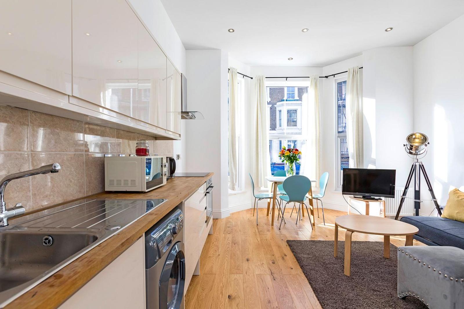 Stylish 2 Bed Apartment-Zone 2 - 10 Minutes to the heart of London- sleeps up 8
