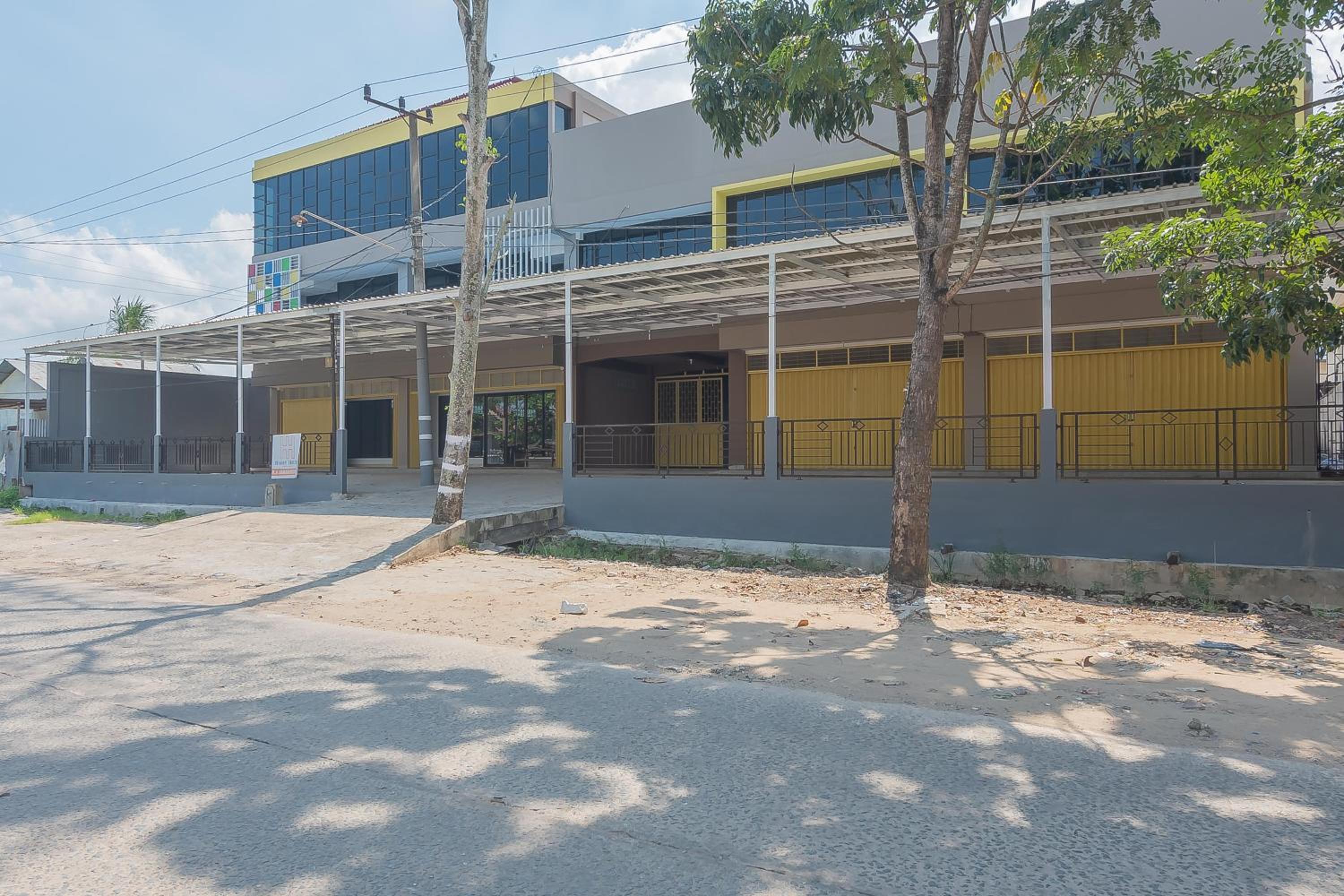 Hotel RedDoorz Plus near Taman Budaya Samarinda - Image 1