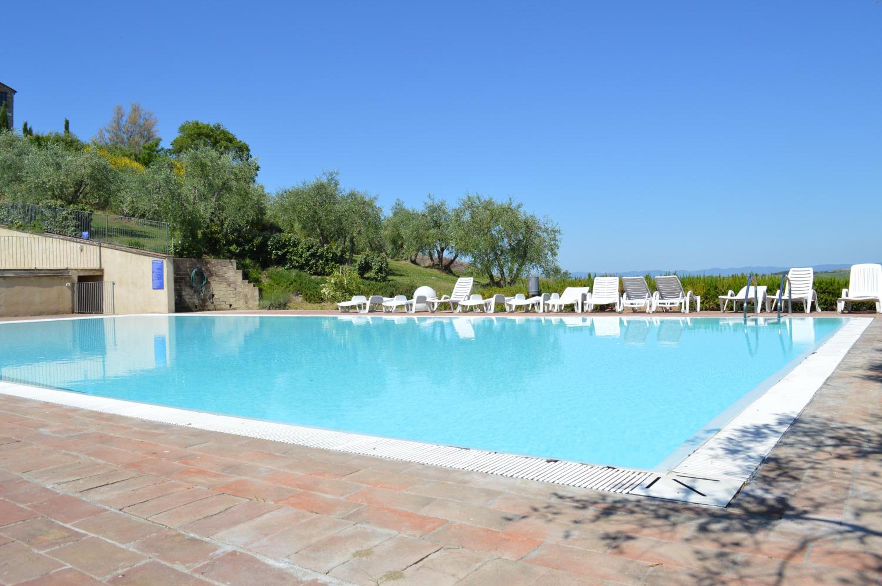 Holidays in apartment with swimming pool in Tuscany Siena view 5
