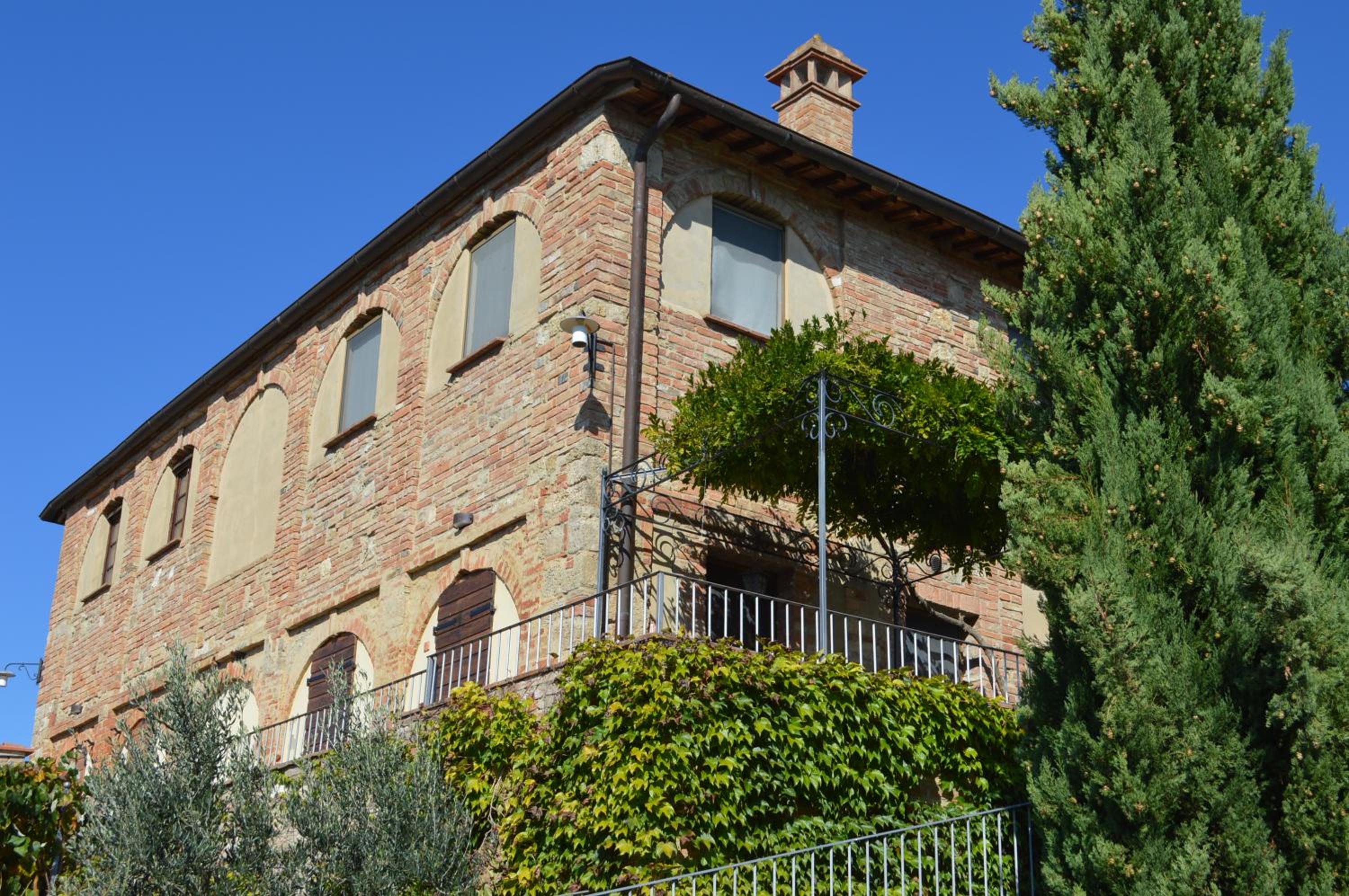 Holidays in apartment with swimming pool in Tuscany Siena view 3