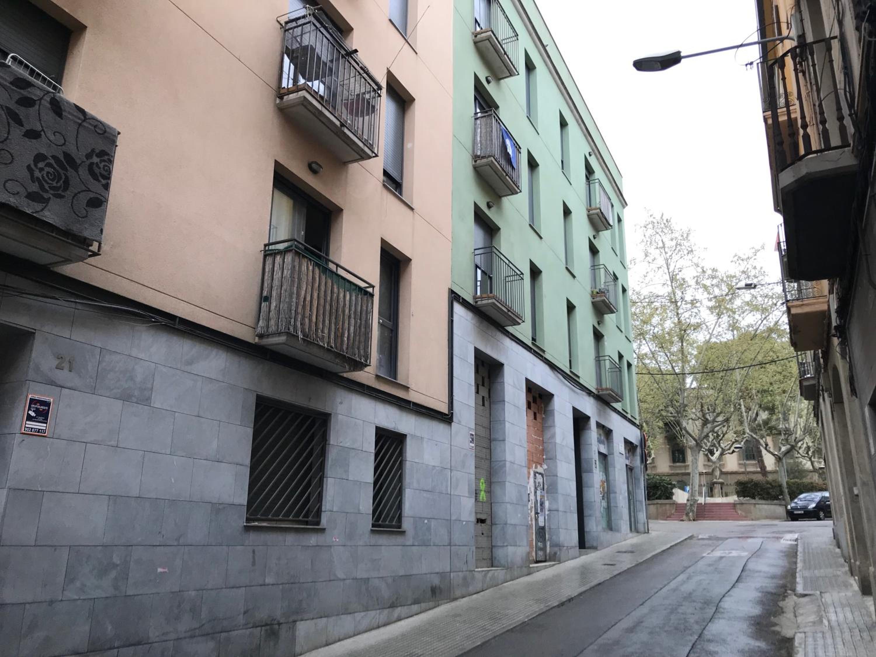 Urban Manesa city center apartment with private patio view 3
