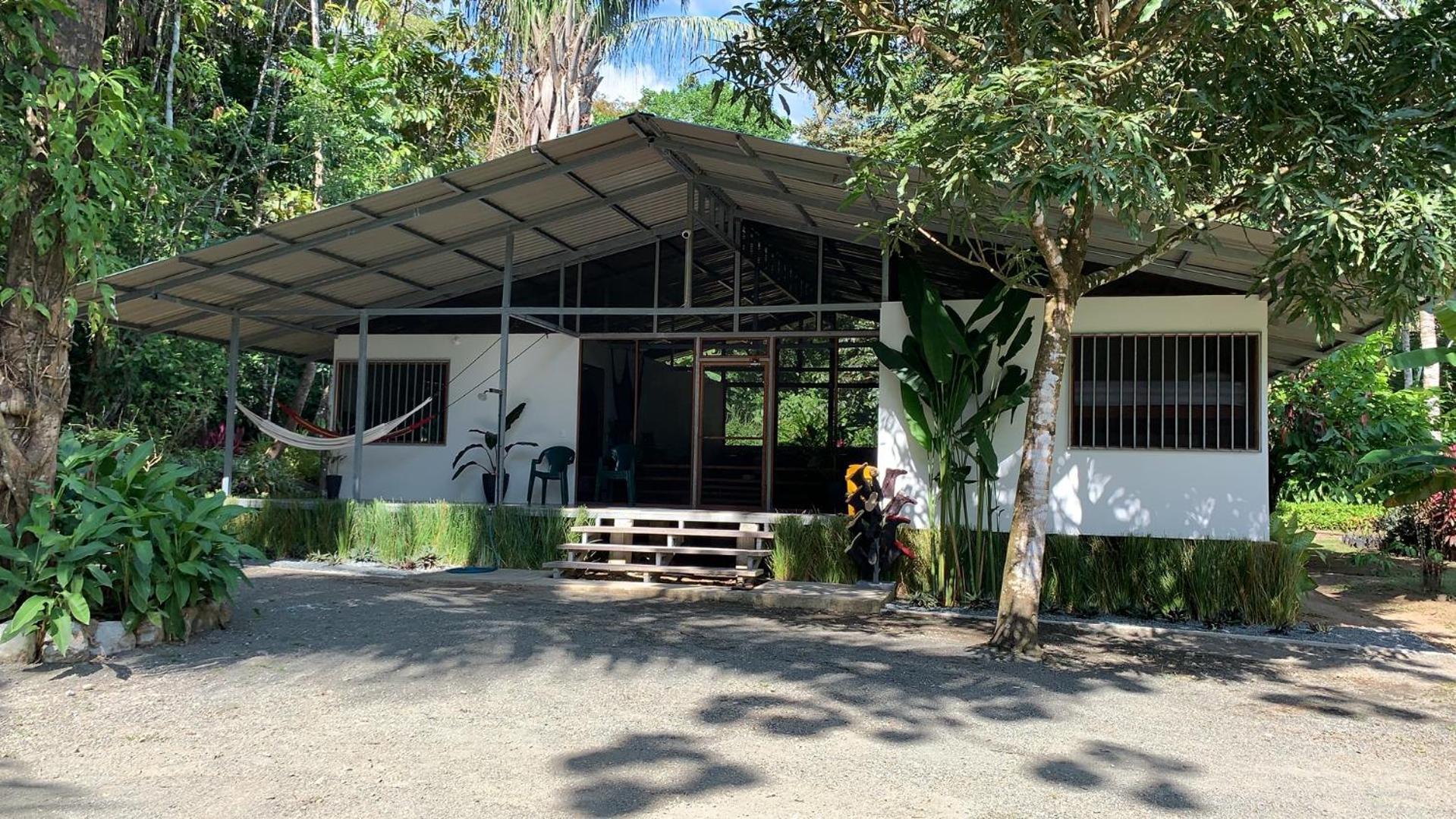 Hotel Scarlet House - Image 1