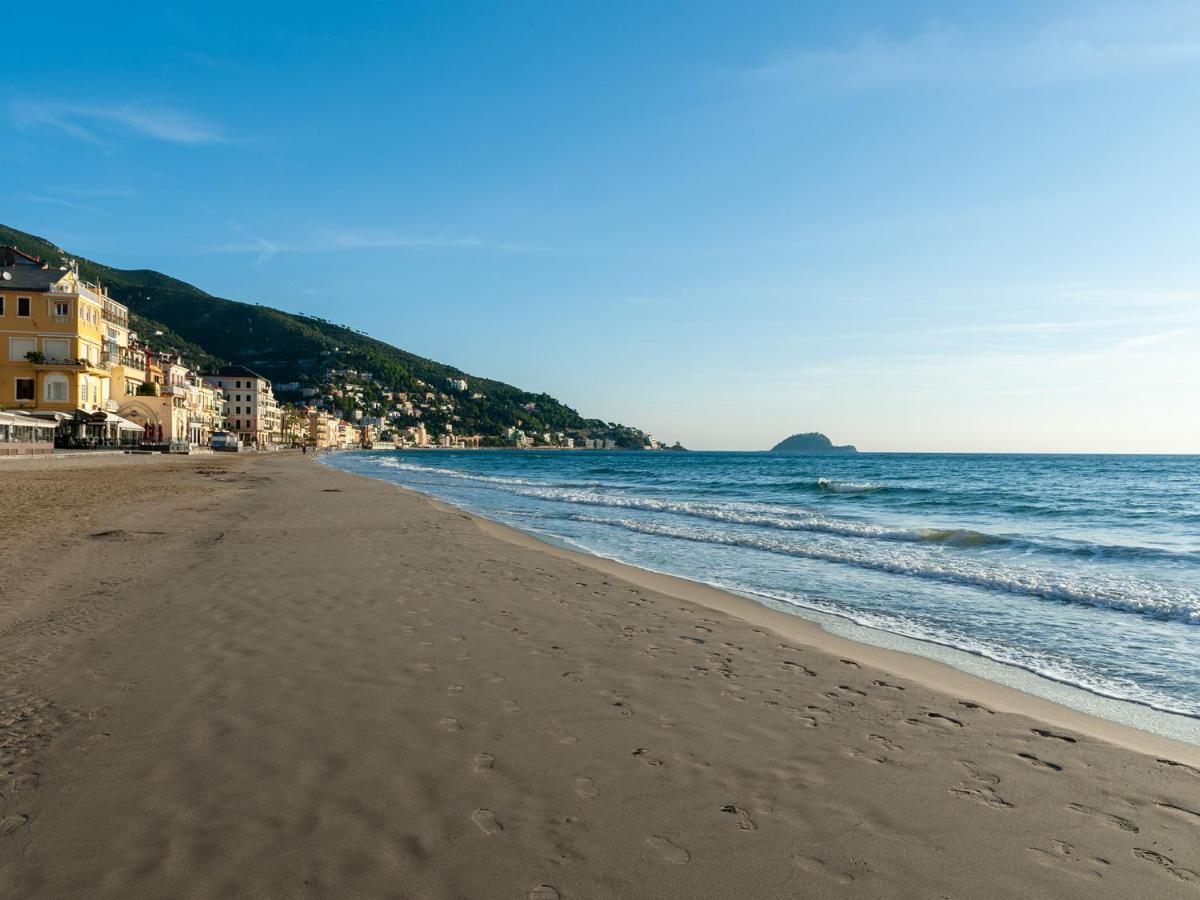 Villa Hanbury with swimming pool and parking in Alassio photo 3
