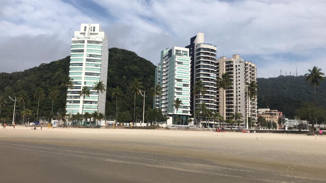 3 dormitórios no Guarujá, próximo ao Aquário! Sinta-se em casa!
