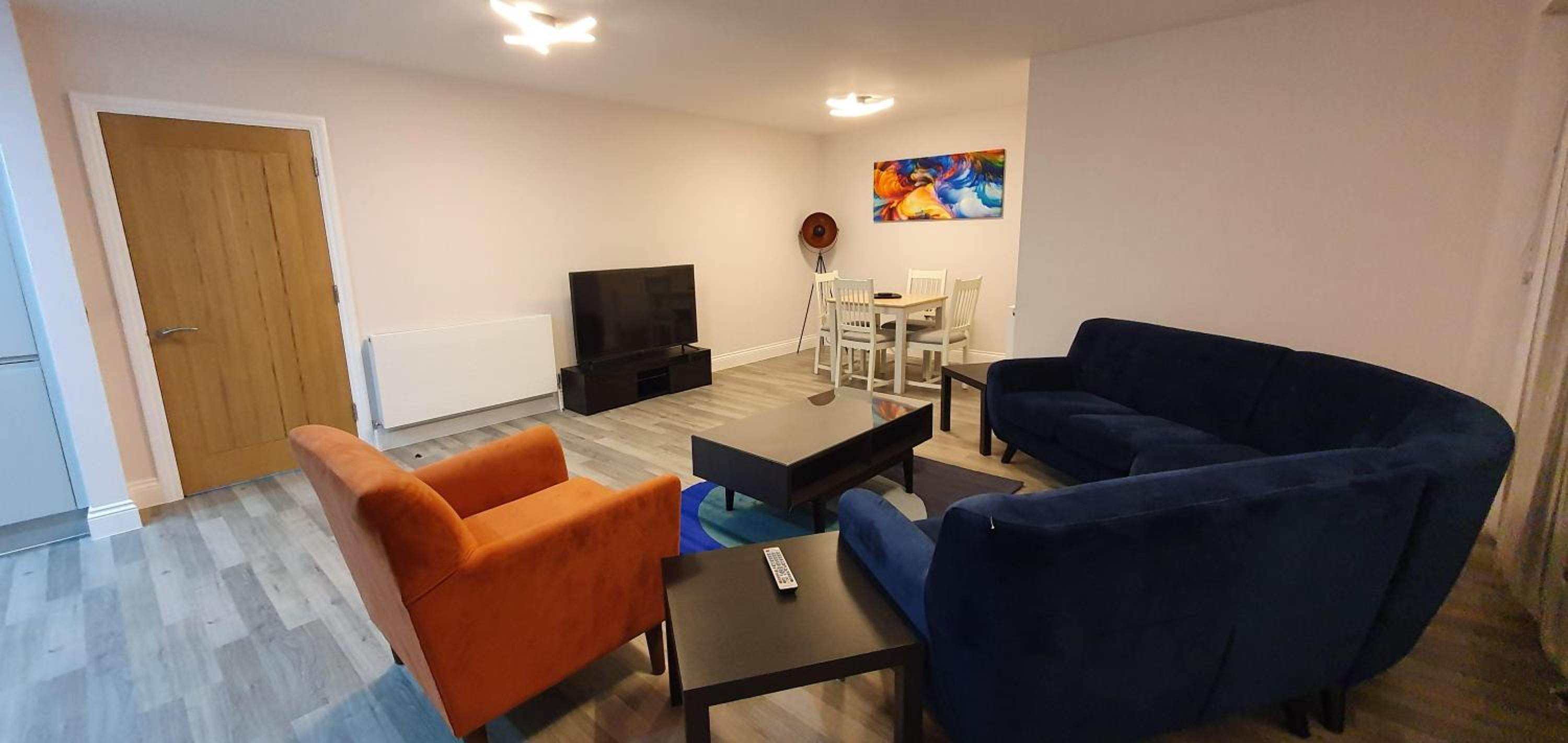 Garland Modern Spacious Apartment, Brentwood 1 view 3