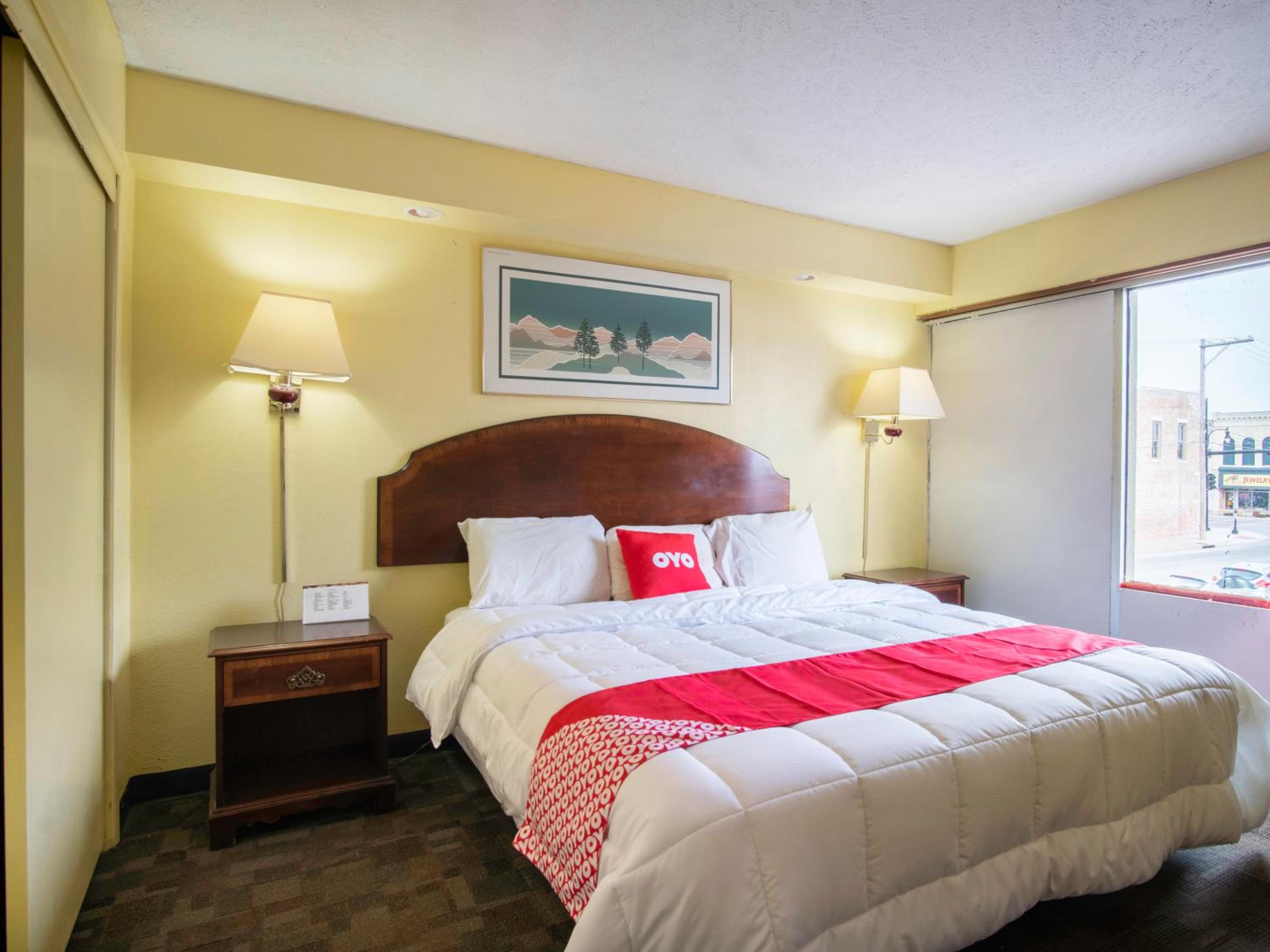 Hutchinson Vacations - OYO Hotel Hutchinson KS West 4th Ave - Property Image 2
