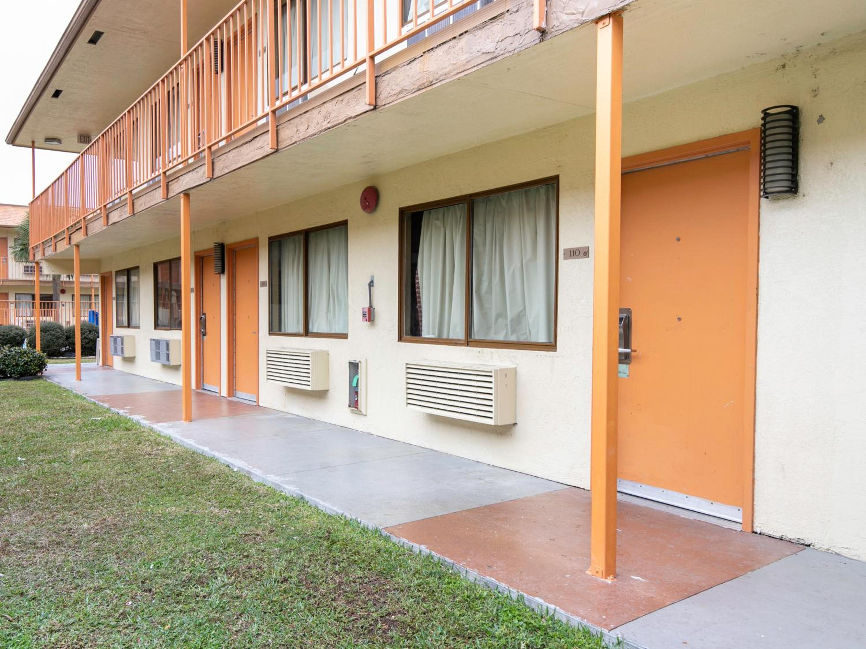 OYO Hotel Lake Charles Hwy 10 view 5