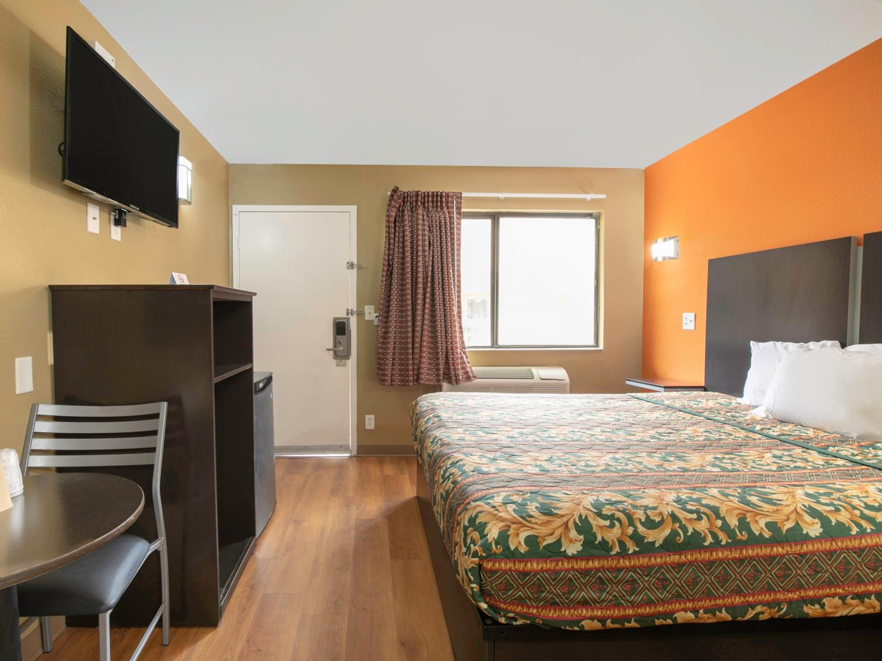 OYO Hotel Lake Charles Hwy 10 view 3