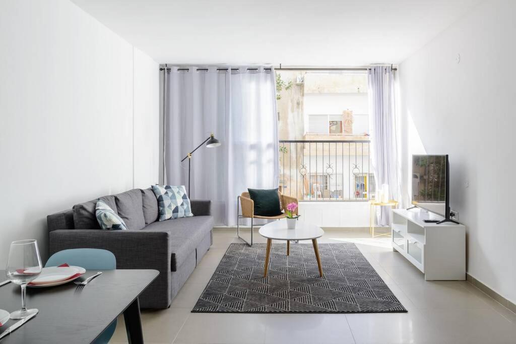 Geula Seaside - 2Bedroom & Free Parking - By Vacay