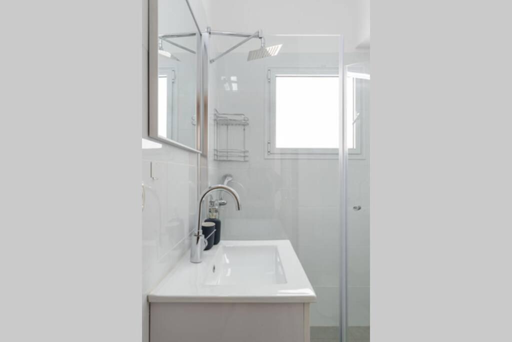 Geula Seaside - 2Bedroom & Free Parking - By Vacay