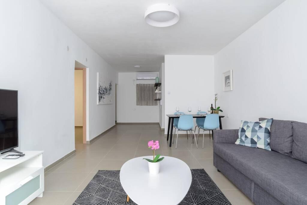 Geula Seaside - 2Bedroom & Free Parking - By Vacay