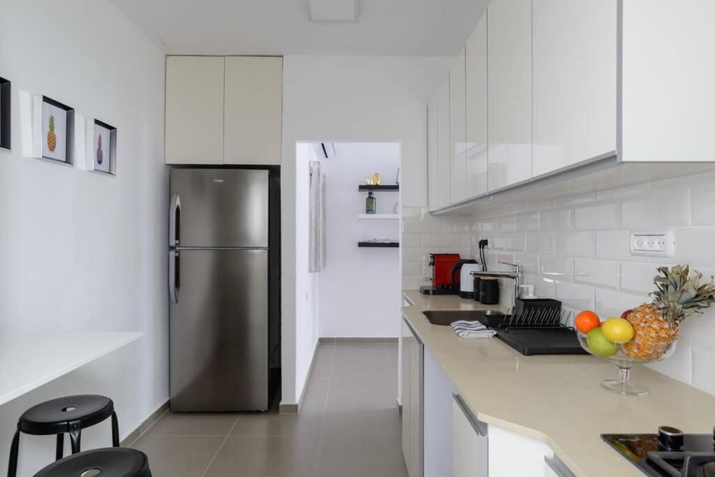 Geula Seaside - 2Bedroom & Free Parking - By Vacay