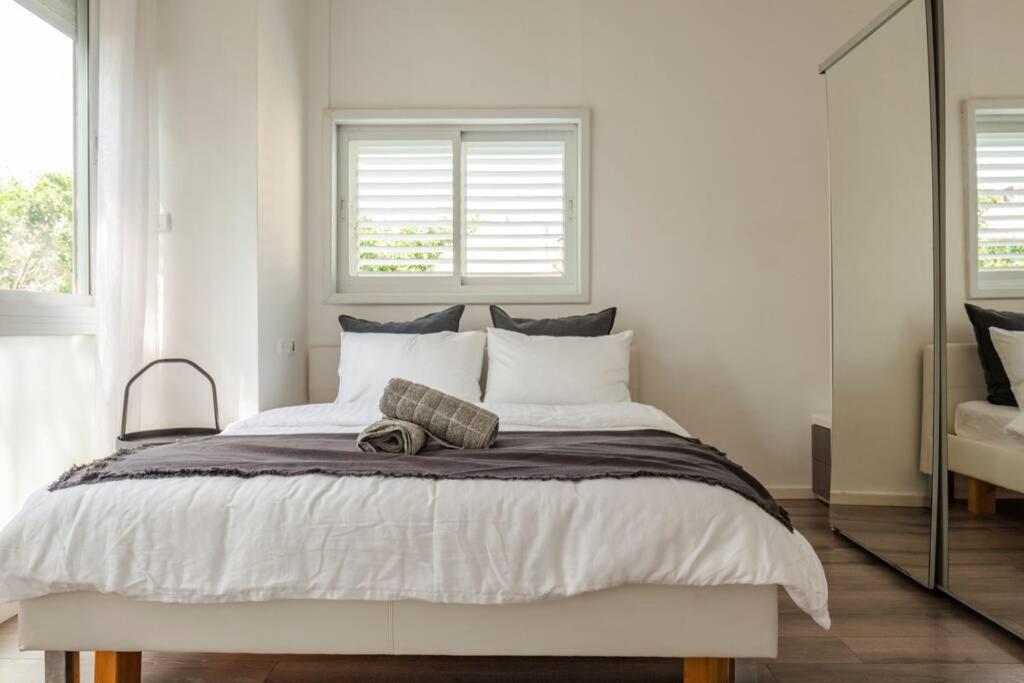 Big Apartment Next to Gordon Beach Plus Free Parking