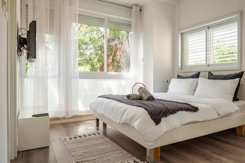 Big Apartment Next to Gordon Beach Plus Free Parking
