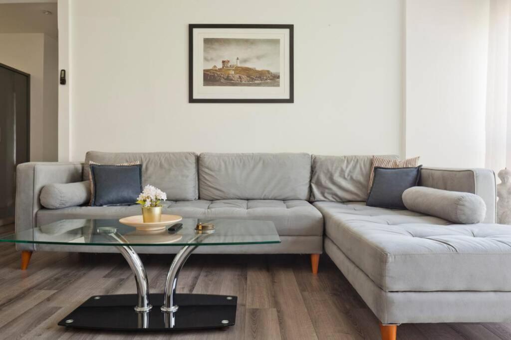 Big Apartment Next to Gordon Beach Plus Free Parking