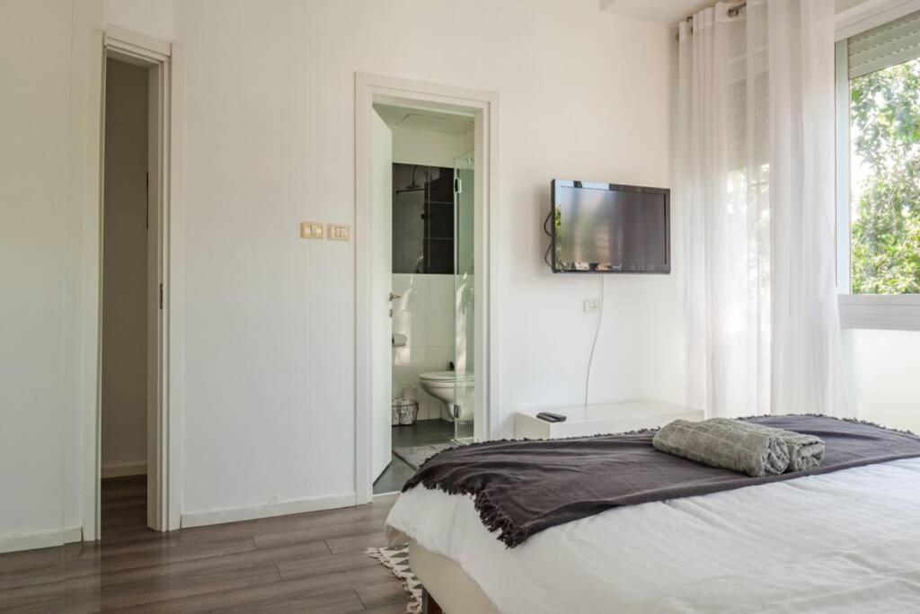 Big Apartment Next to Gordon Beach Plus Free Parking