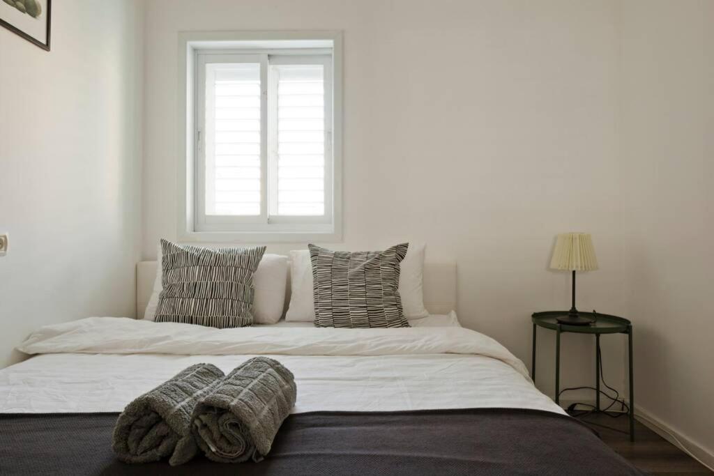 Big Apartment Next to Gordon Beach Plus Free Parking