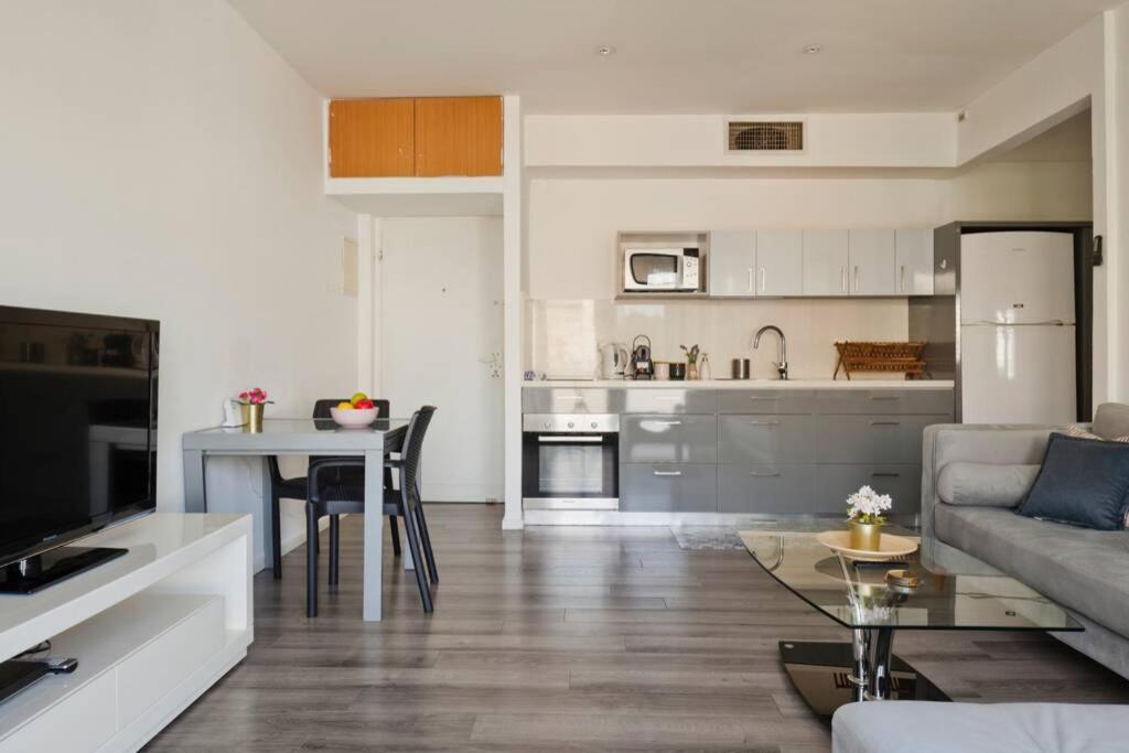Big Apartment Next to Gordon Beach Plus Free Parking