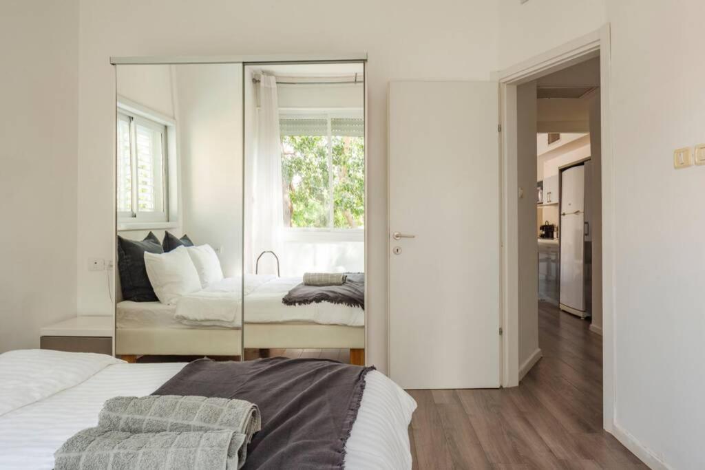 Big Apartment Next to Gordon Beach Plus Free Parking