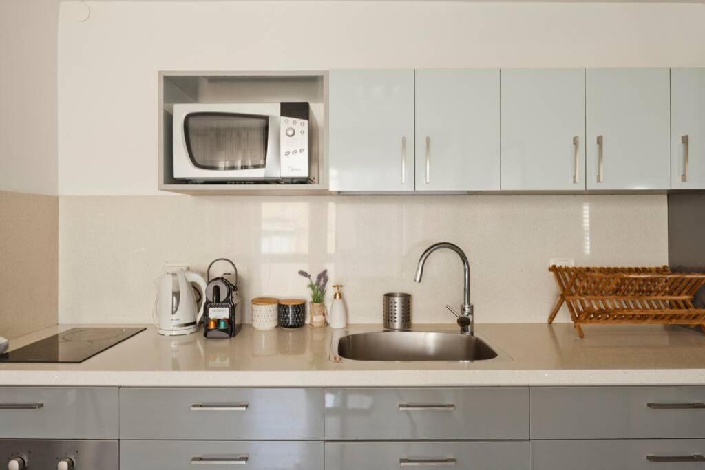 Big Apartment Next to Gordon Beach Plus Free Parking