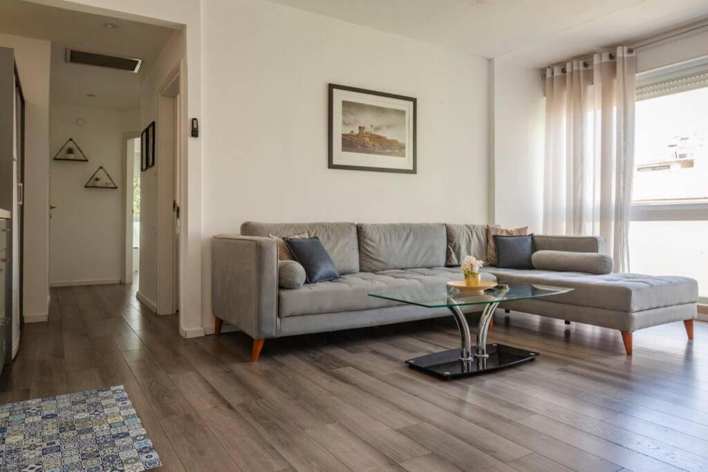 Big Apartment Next to Gordon Beach Plus Free Parking
