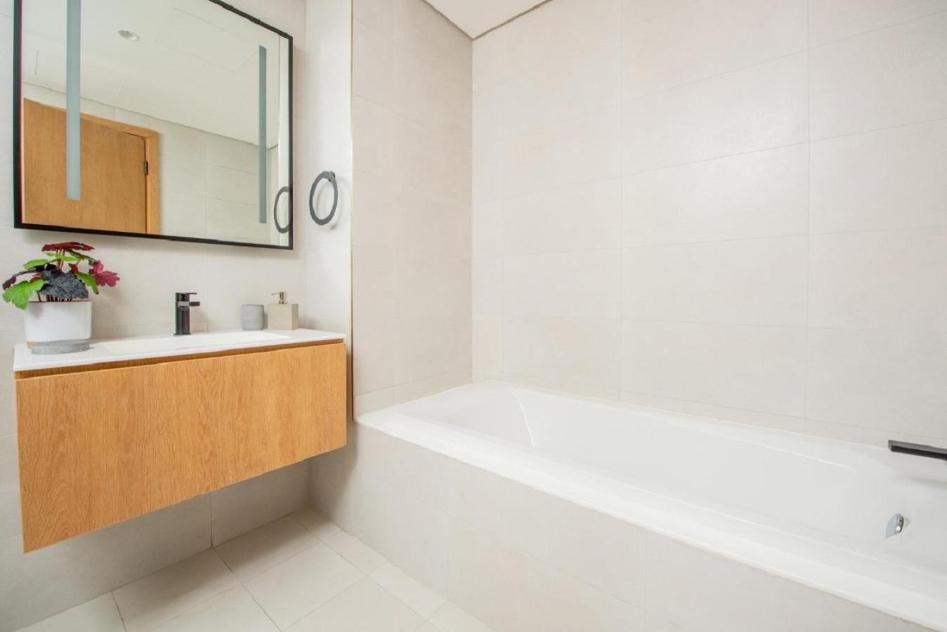 Maison Privee - Luxury, Spacious, Modern Near Burj Khalifa and Dubai Canal