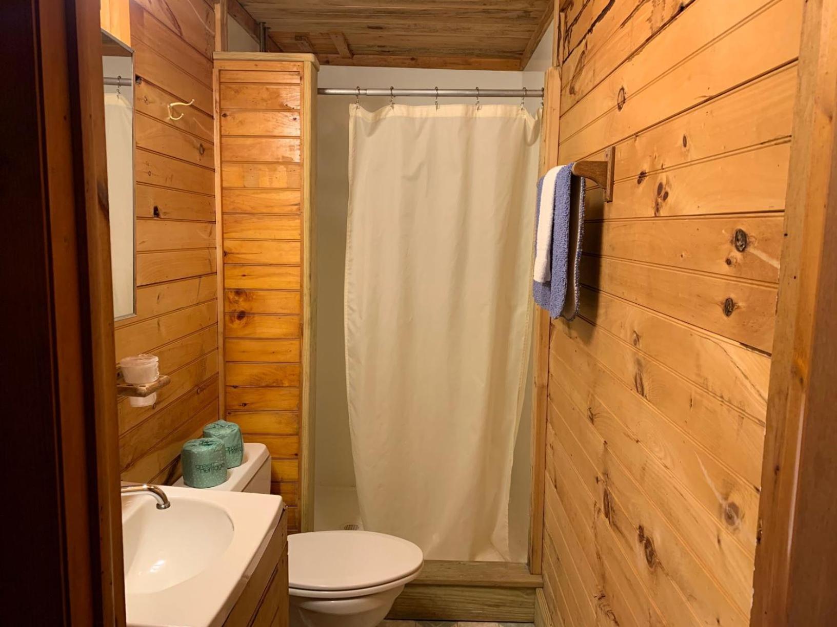 Pine Crest Motel & Cabins
