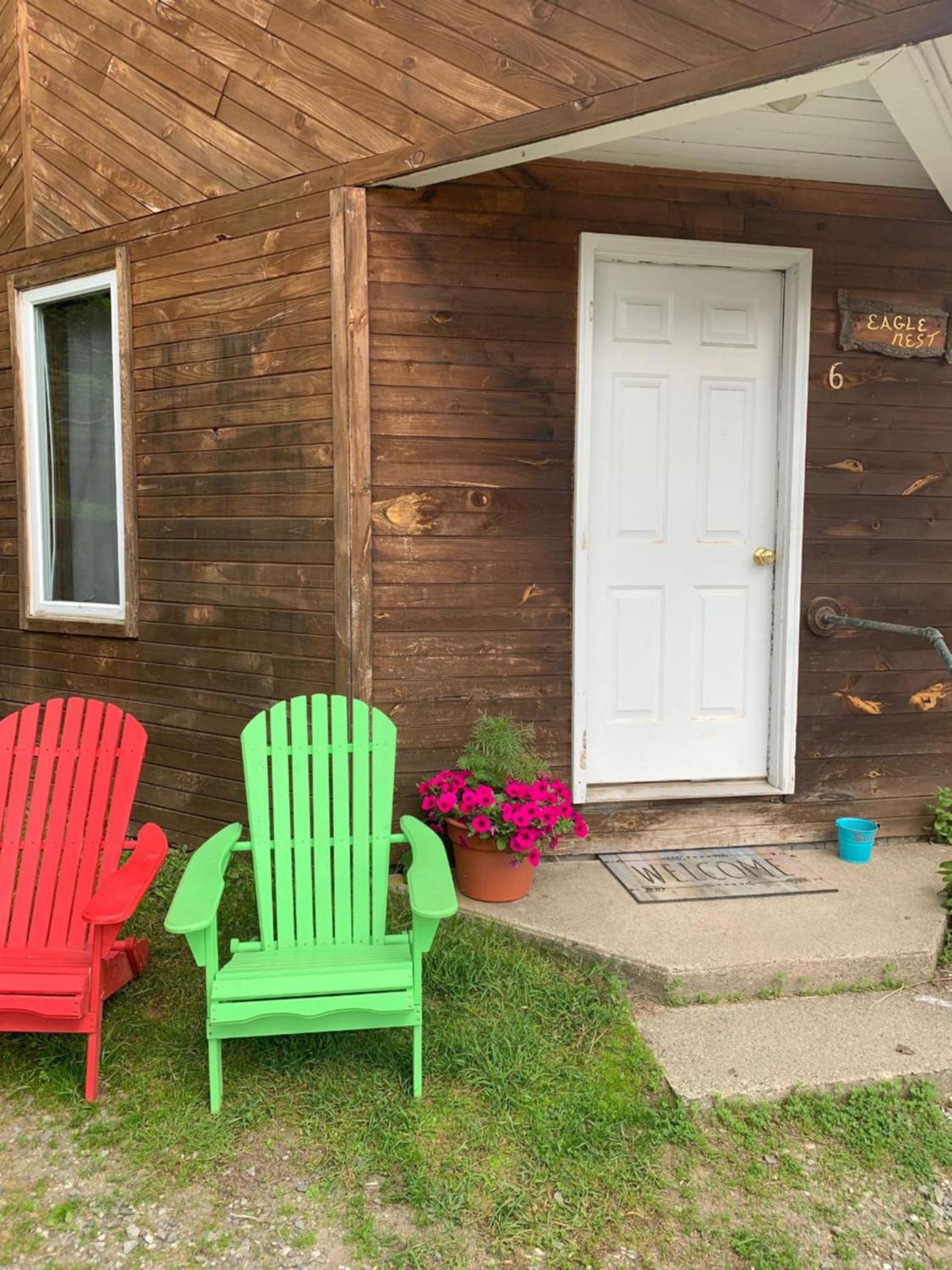 Pine Crest Motel & Cabins