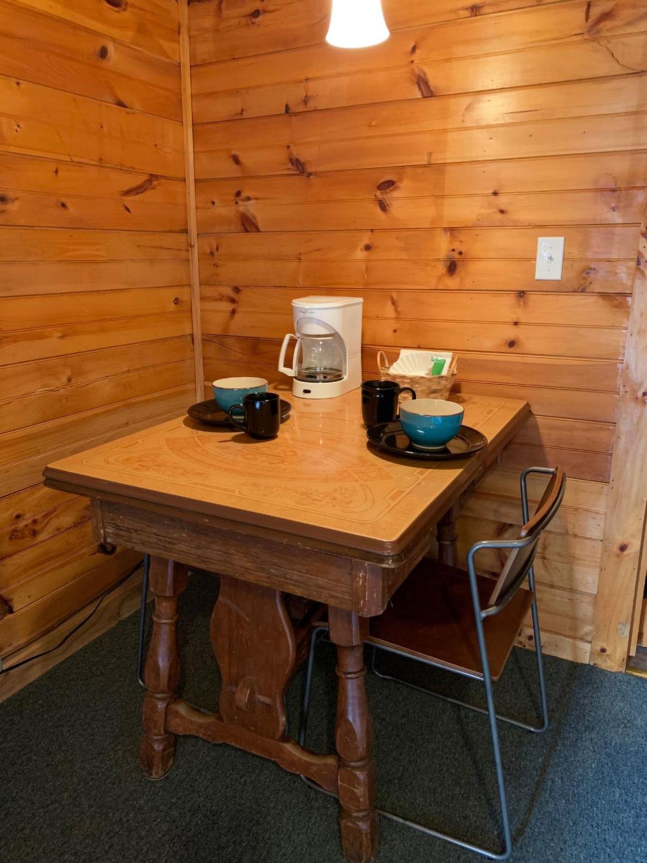 Pine Crest Motel & Cabins