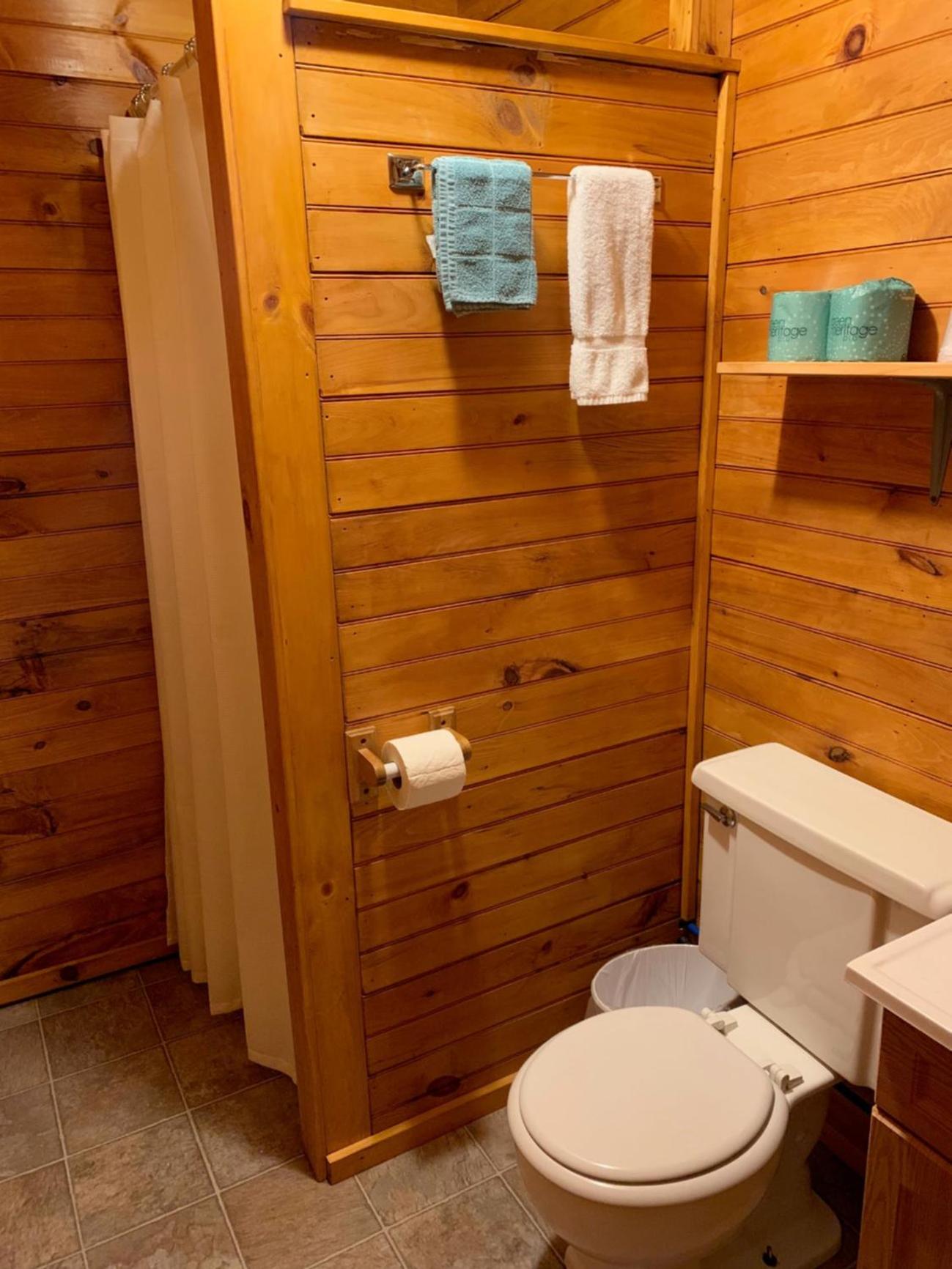 Pine Crest Motel & Cabins