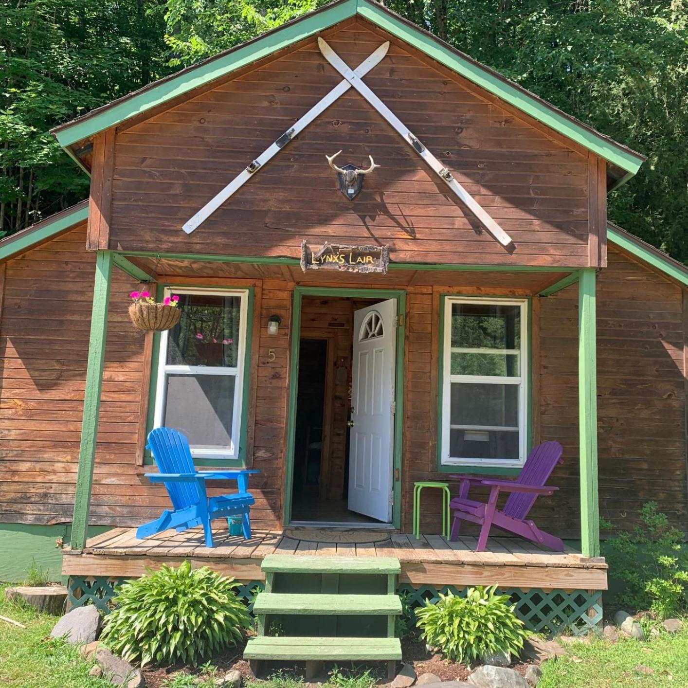 Pine Crest Motel & Cabins