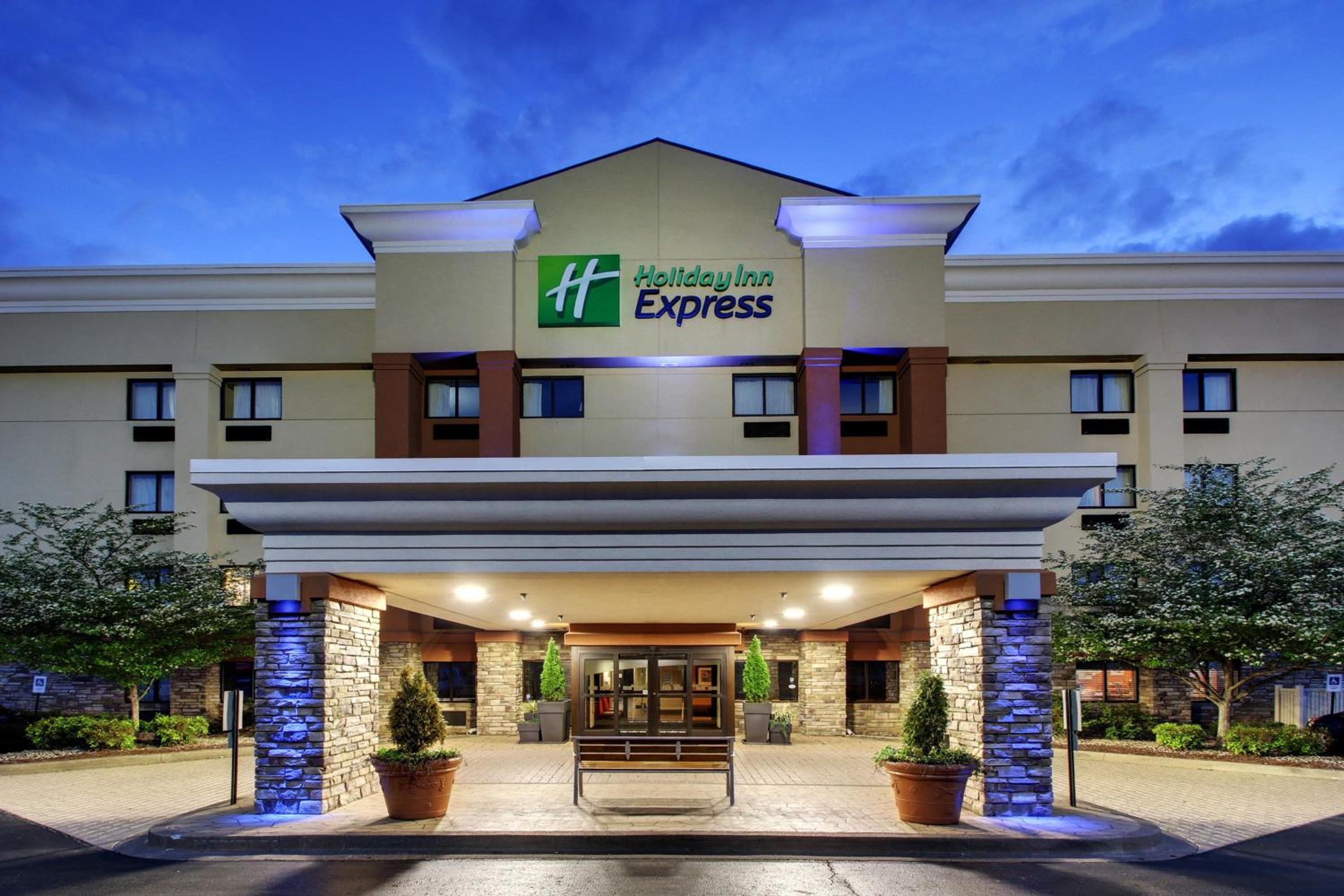 Hotel Holiday Inn Express Hotel Fort Campbell-Oak Grove, an IHG Hotel - Image 1