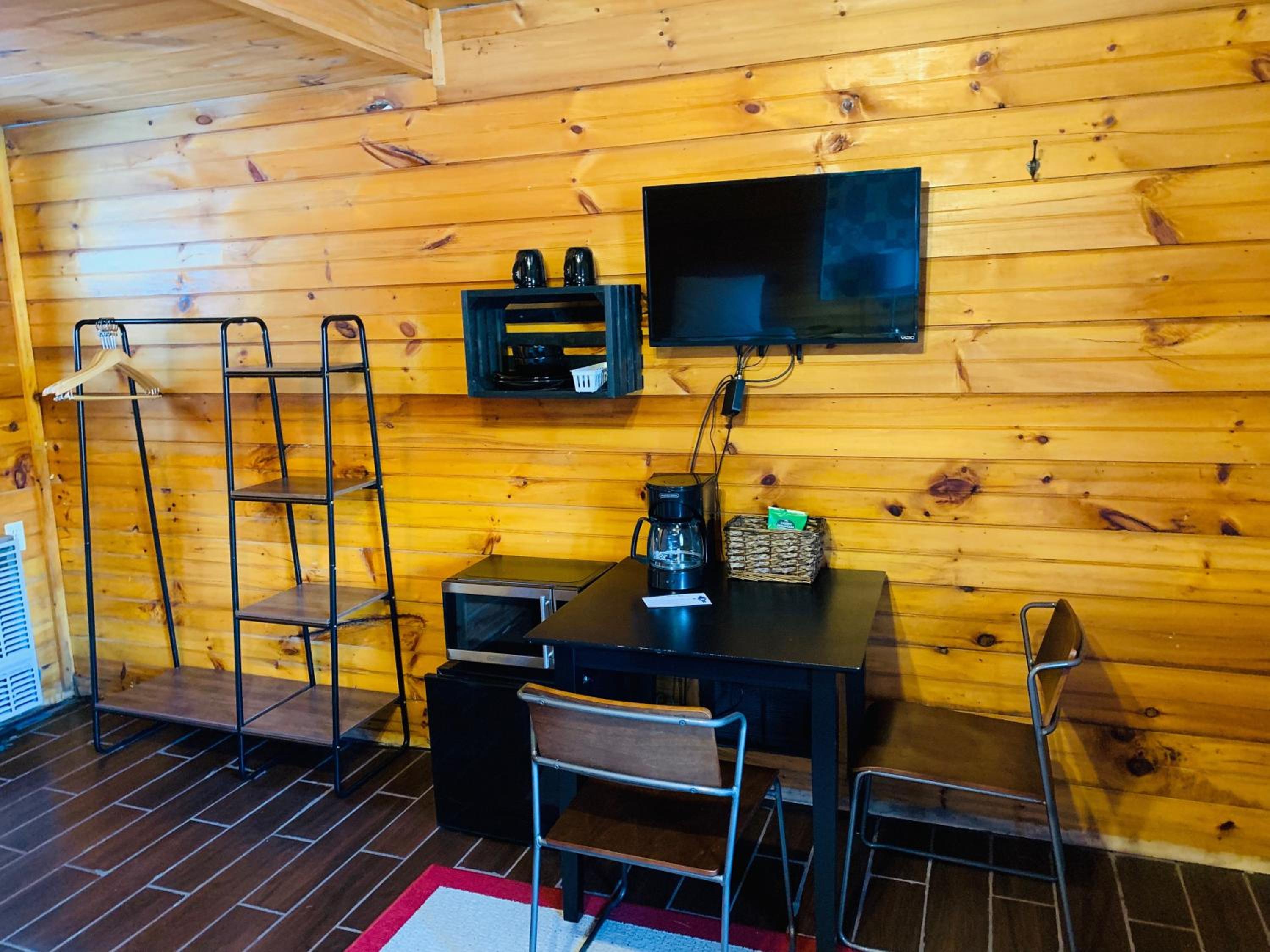 Pine Crest Motel & Cabins