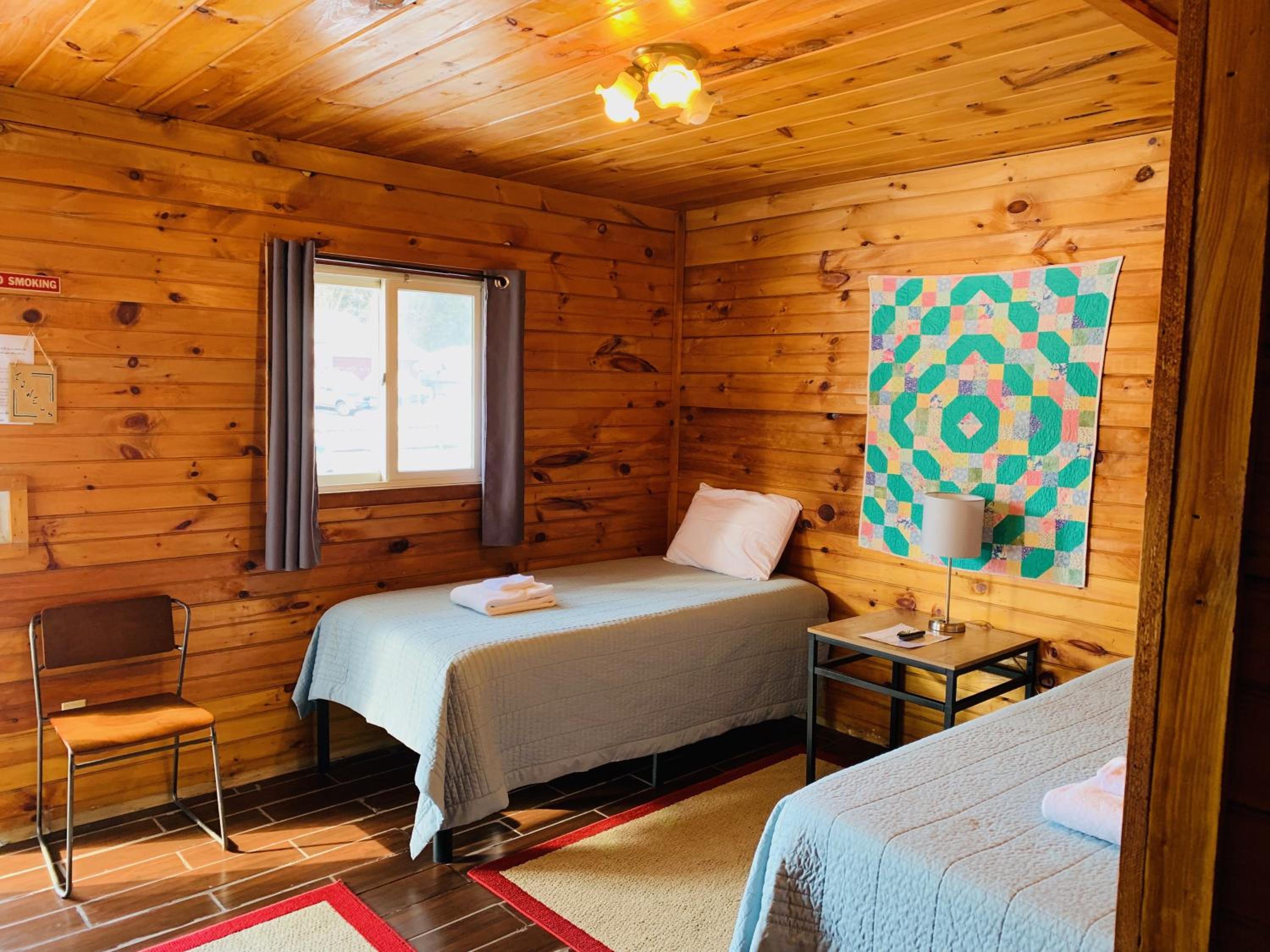 Pine Crest Motel & Cabins