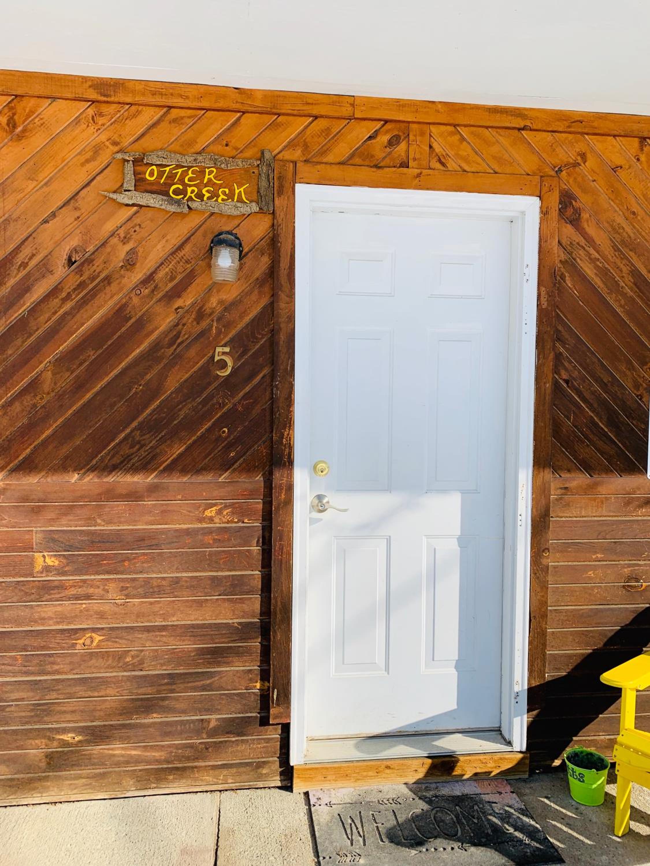 Pine Crest Motel & Cabins