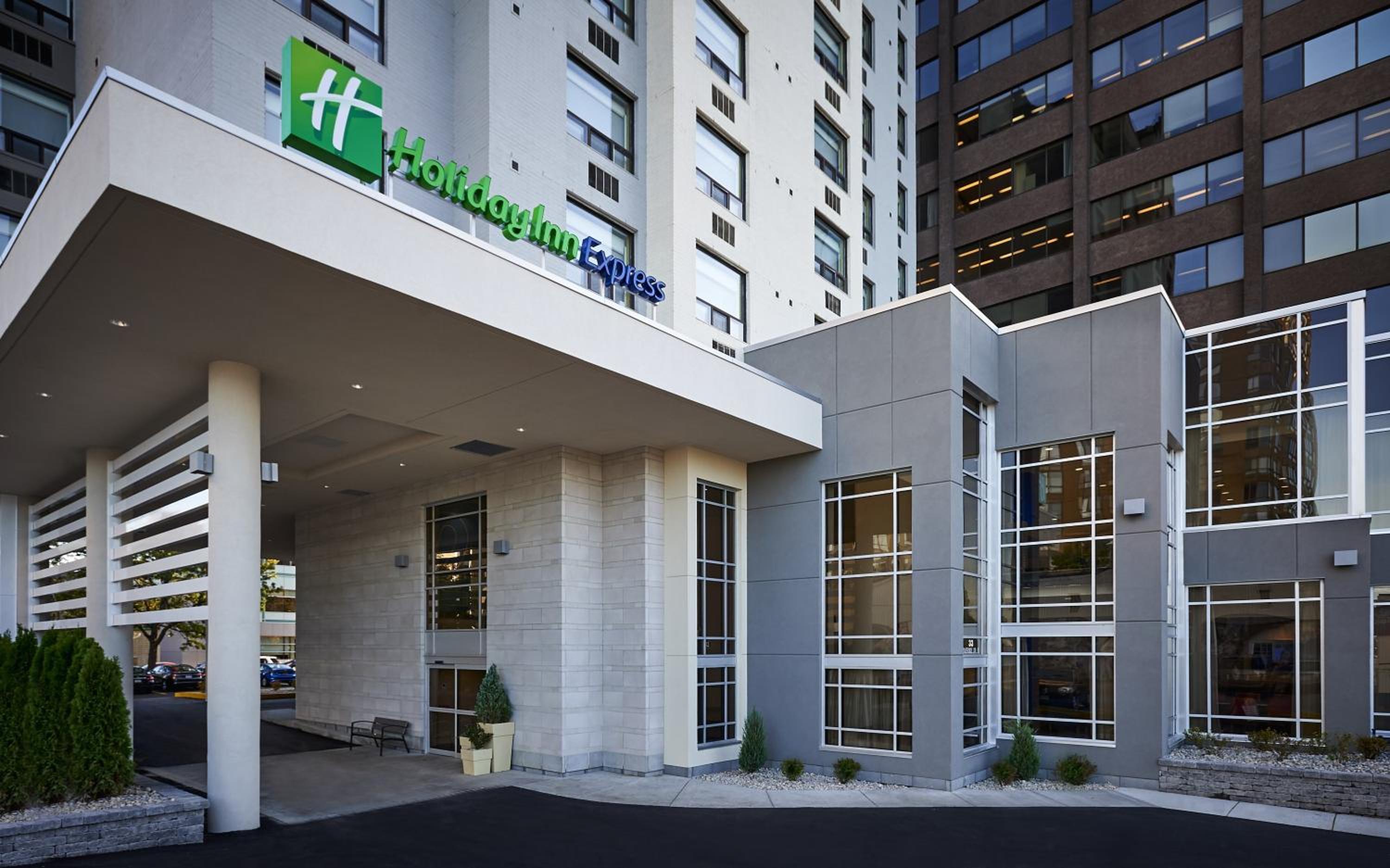 Windsor Vacations - Holiday Inn Express Windsor Waterfront, an IHG Hotel - Property Image 1