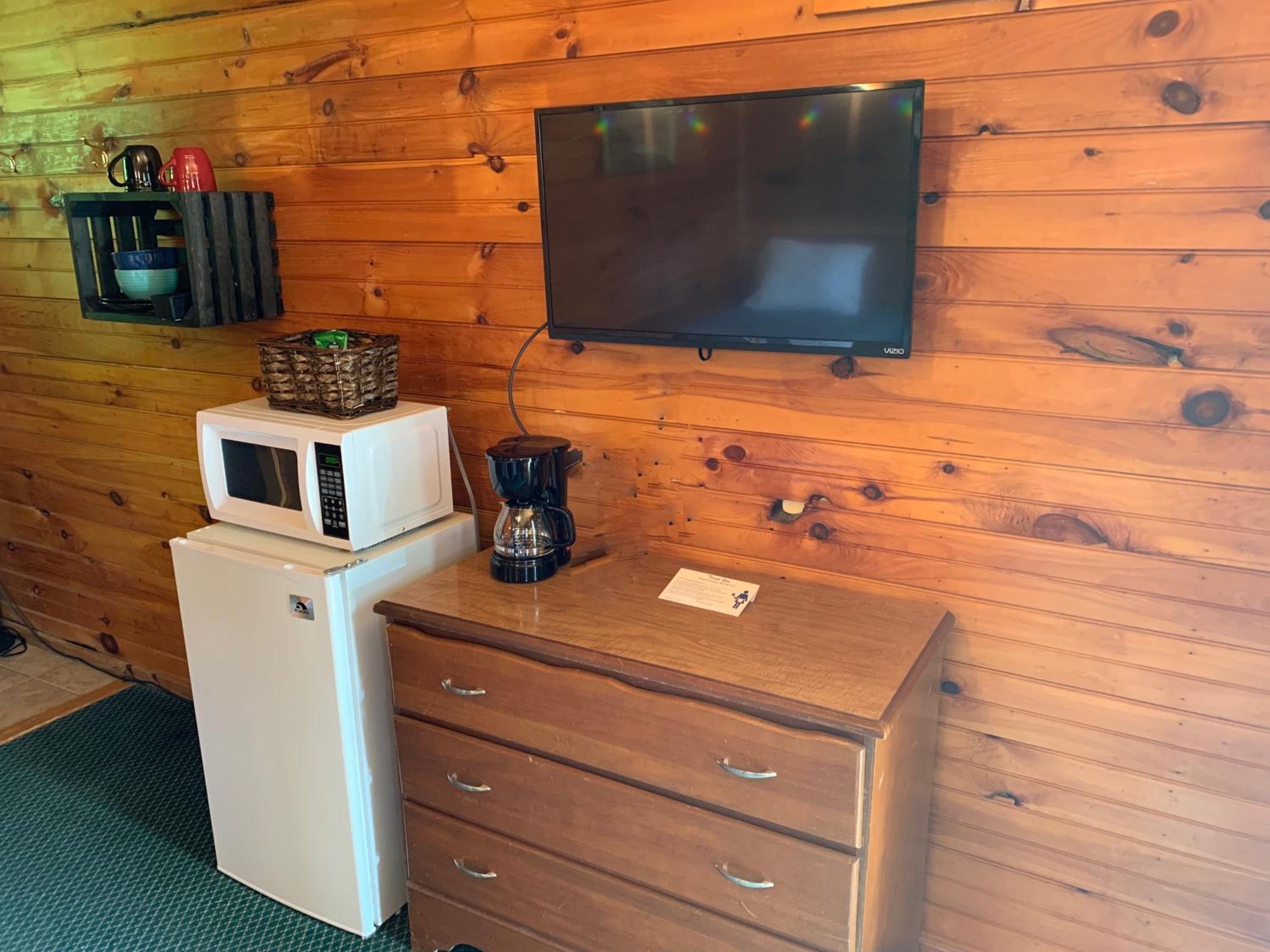 Pine Crest Motel & Cabins
